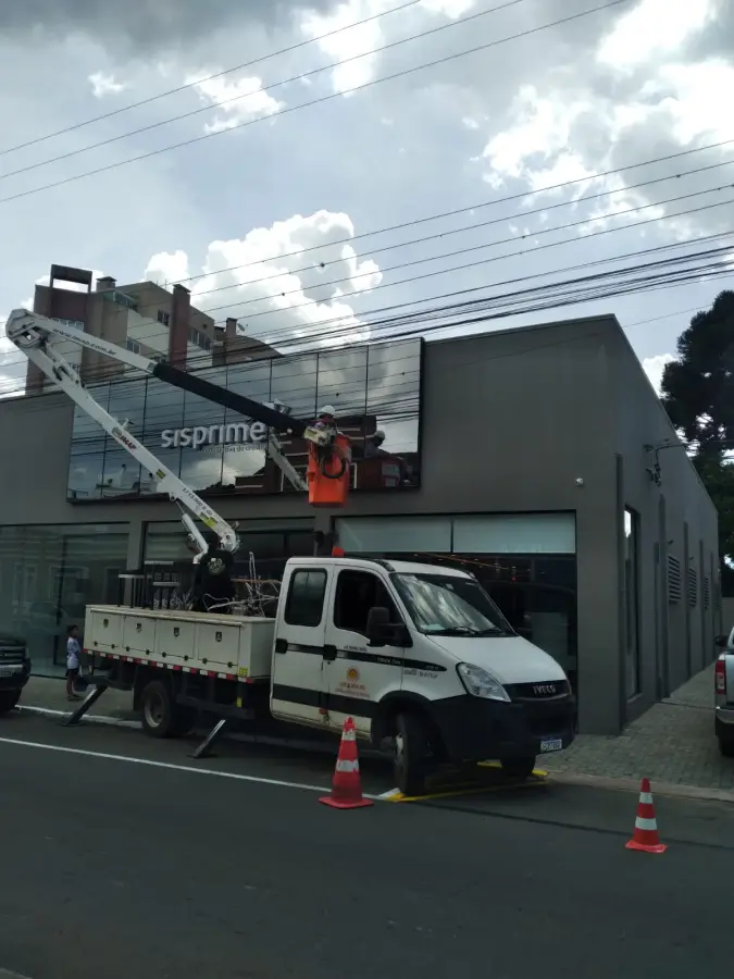 Fachada comercial com cesto aéreo