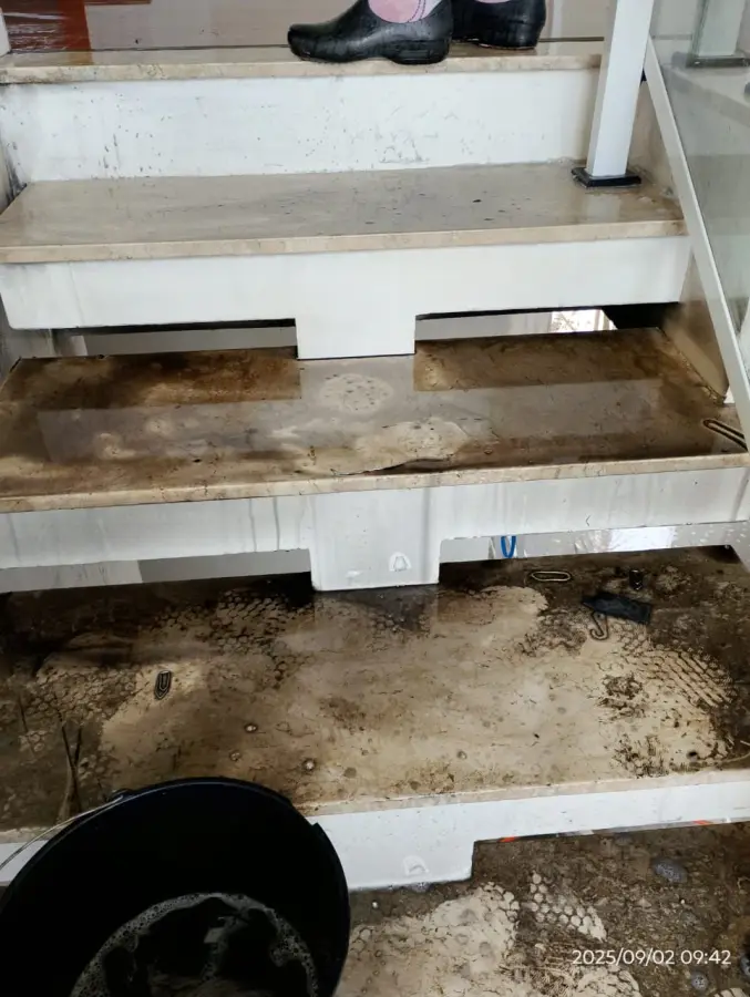 Escada de mármore antes da limpeza
