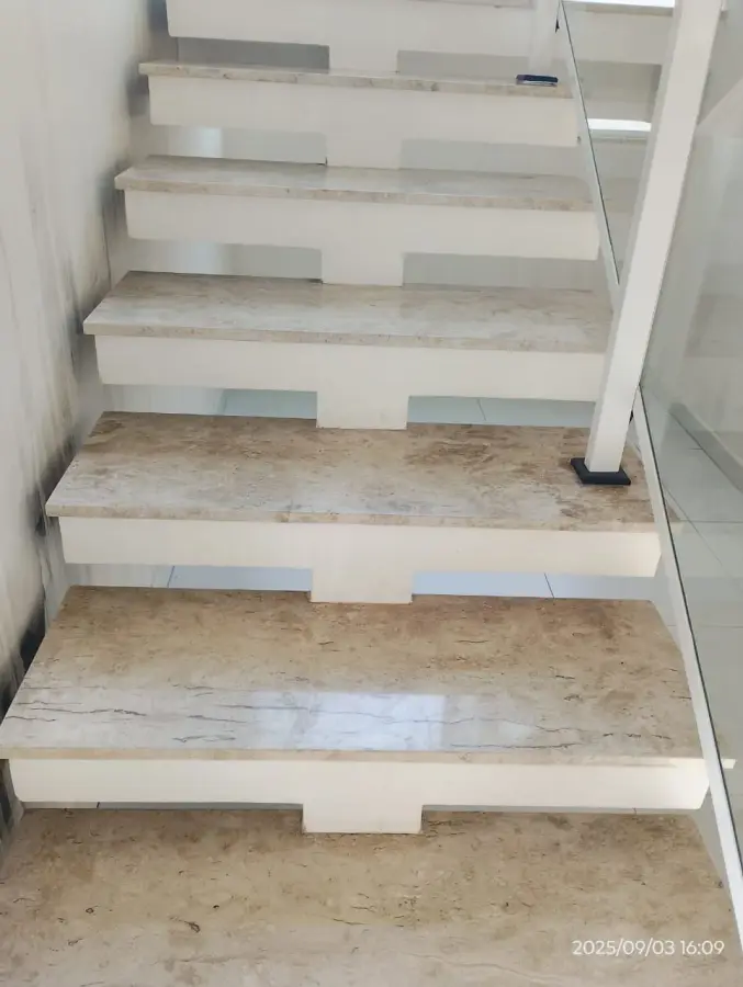 Escada de mármore depois da limpeza