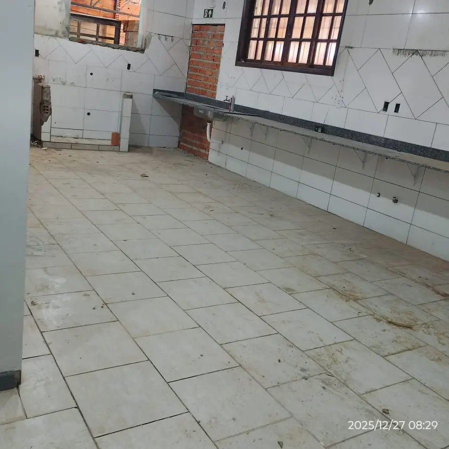 Piso cerâmico antes da limpeza